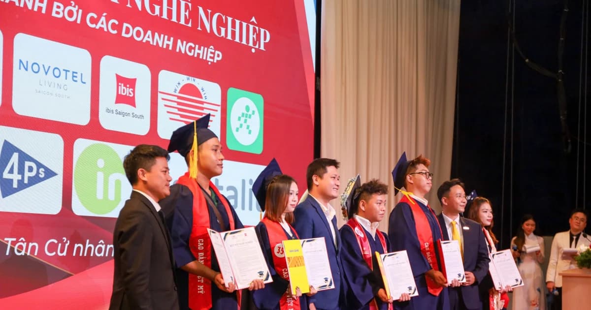 Doanh nghiệp trao thư mời tuyển dụng cho sinh viên ngay tại lễ tốt nghiệp