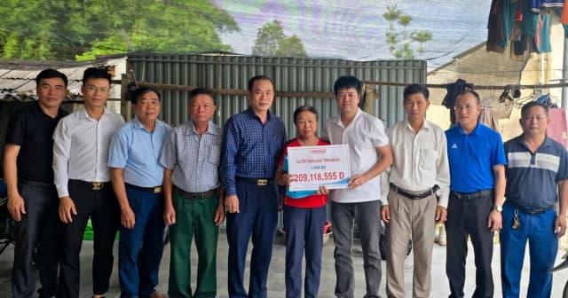 Người phụ nữ 'không còn nước mắt để khóc" tiếp nhận số tiền 209 triệu đồng