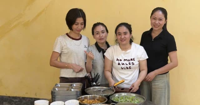 Những suất cơm và chuyến xe miễn phí của thầy cô giúp sĩ tử vùng khó