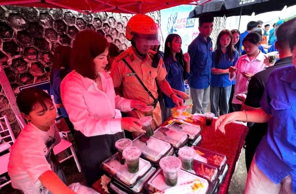 Ấm lòng những suất cơm nghĩa tình mùa thi vùng biên giới