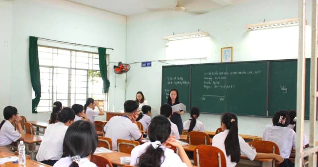 Lâm Đồng tạm dừng tuyển dụng, tiếp nhận viên chức ngành giáo dục