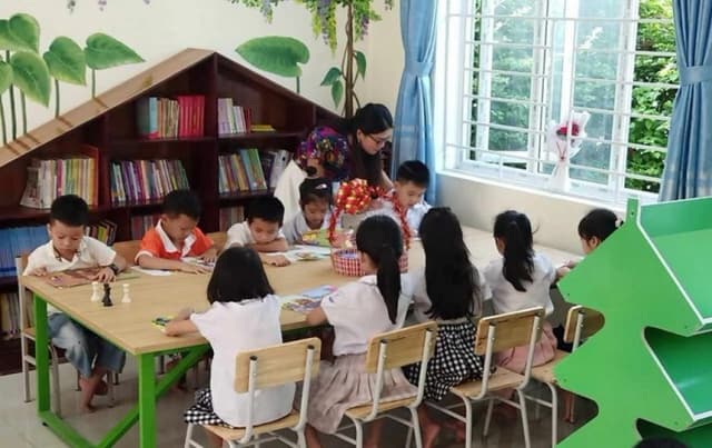 Điều kiện chuyển từ nhân viên thiết bị trường học sang văn thư