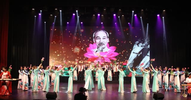 Tôn vinh cán bộ công đoàn tiêu biểu và trao giải Tiếng hát giáo viên toàn quốc