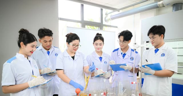 Trường ĐH Văn Hiến triển khai nhiều chính sách học bổng, hỗ trợ học phí