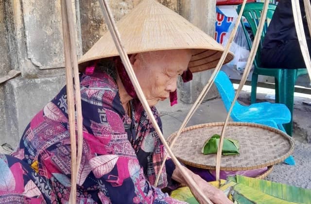 Gánh bánh đúc mật chở cả miền ký ức của cụ bà xứ Huế