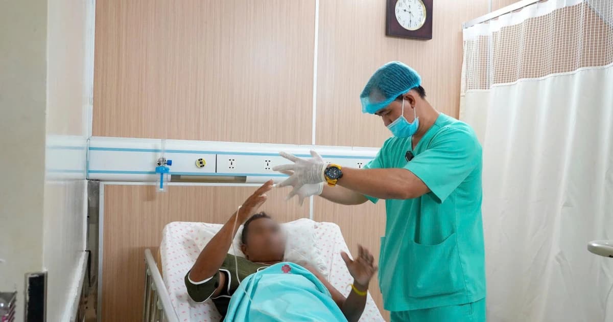 Cứu nam bệnh nhân vỡ gan, gãy 7 xương sườn do ngã từ độ cao 3m