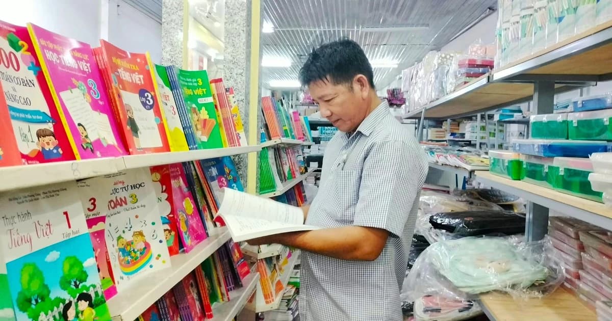 Trước năm học mới, phụ huynh ở Cà Mau 'chật vật' tìm mua sách giáo khoa