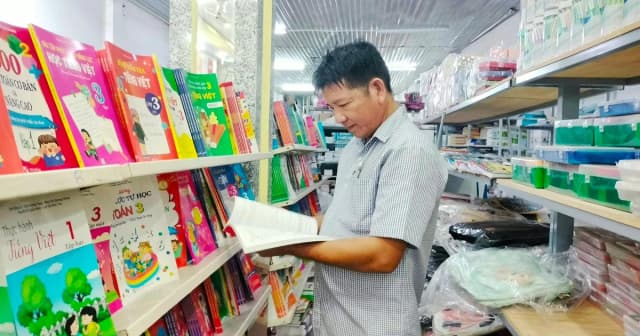 Trước năm học mới, phụ huynh ở Cà Mau 'chật vật' tìm mua sách giáo khoa