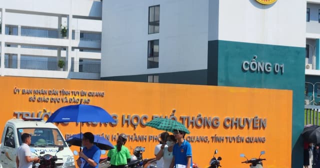Đề thi 2 môn tự chọn Kỳ thi lại tốt nghiệp THPT Tuyên Quang có độ phân hóa cao
