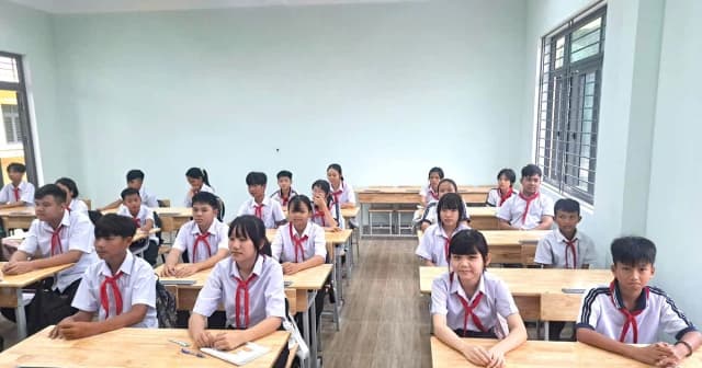 Mở cánh cửa tương lai cho học sinh vùng biên