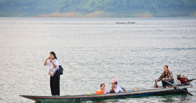 Mở đường để học sinh Ngòi Hoa không còn phải 'vượt sông tìm chữ'