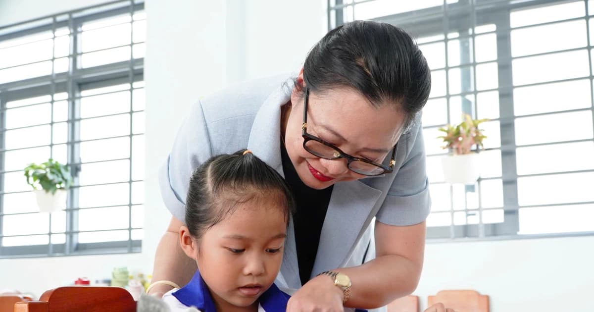 Thứ trưởng Nguyễn Thị Quyên Thanh thăm, động viên cán bộ, giáo viên, học sinh tại An Giang