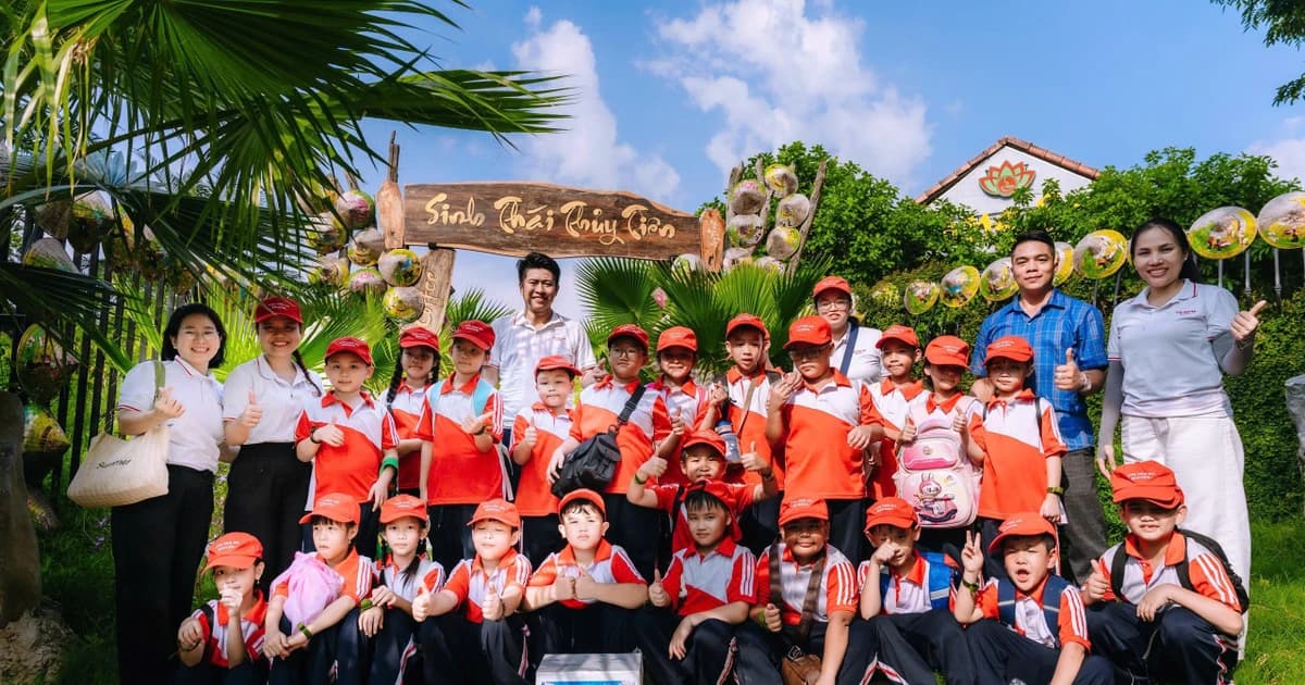 Khi chiếc lá hóa thành đồ chơi, cánh đồng thành lớp học