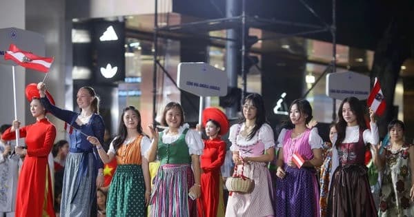 Rực rỡ Lễ hội đường phố 'Sắc màu năm châu'