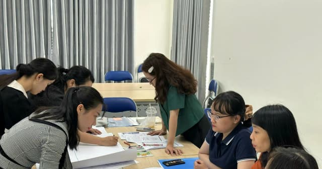Phát triển đội ngũ giáo viên có khả năng dạy môn học bằng tiếng Anh