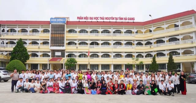 Giữ tiếng Mông từ giảng đường đại học