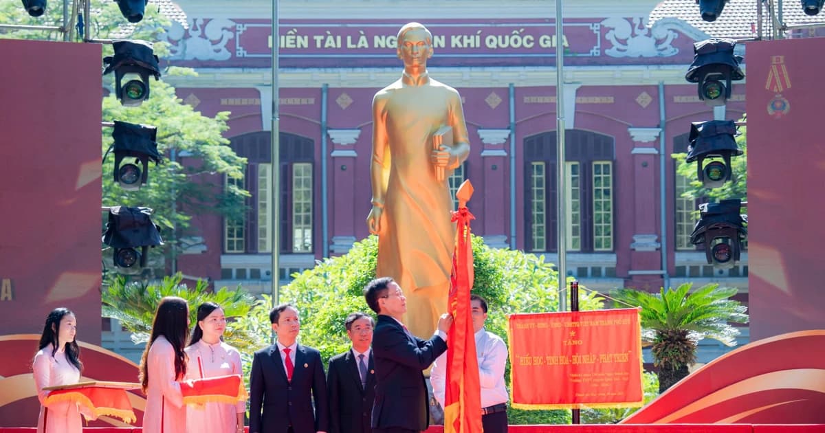 Trường THPT chuyên Quốc Học – Huế đón nhận Huân chương Độc lập hạng Ba