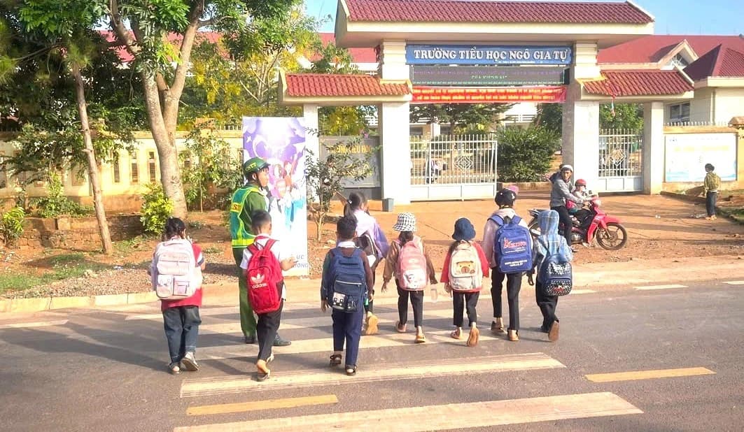 Ngăn ngừa nguy cơ tai nạn trước cổng trường
